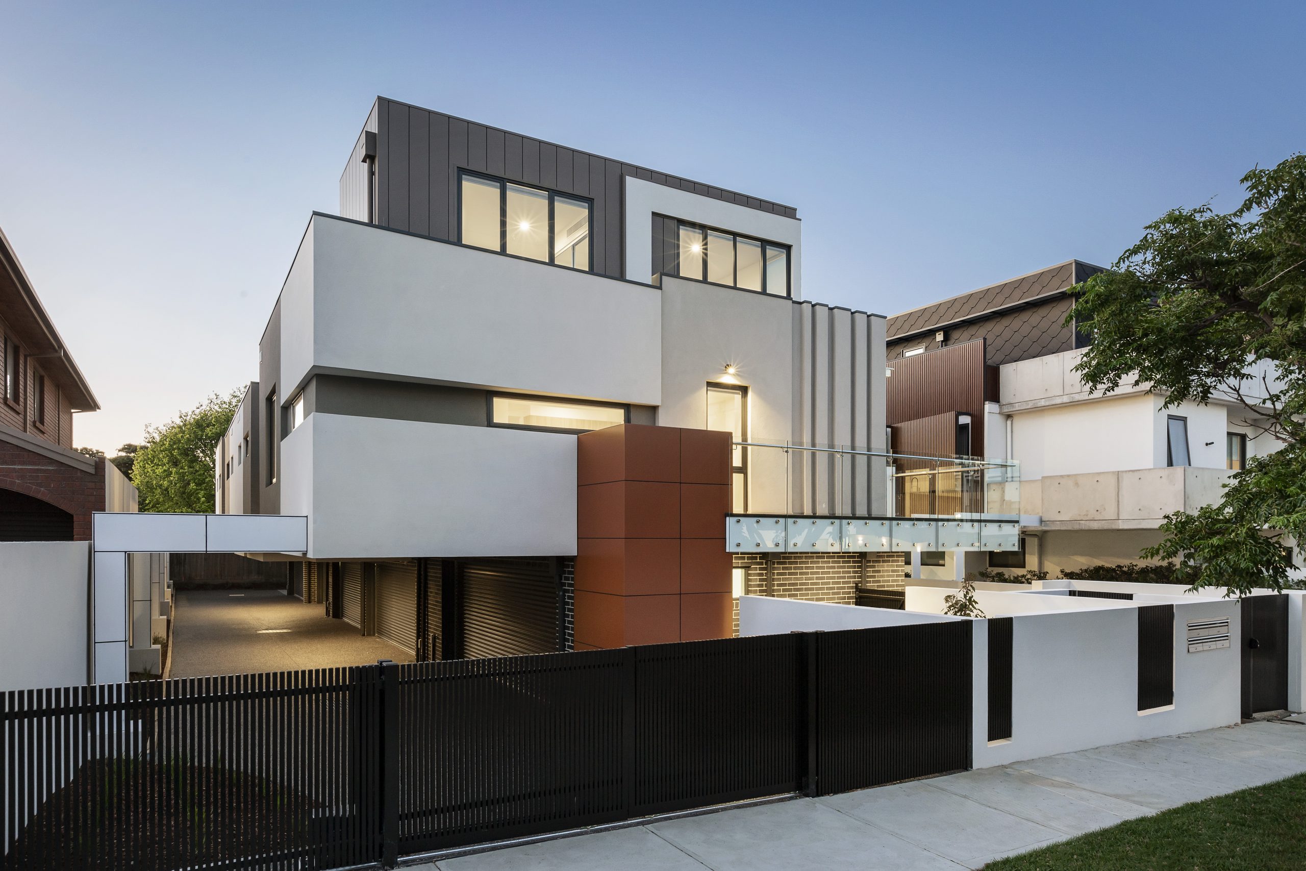 modern-house-facade-C8VH66F